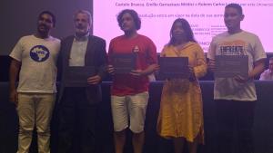 Foto da entrega de voto de louvor a representantes dos três segmentos da comunidade universitária