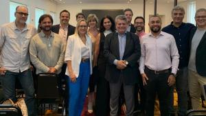 Foto do grupo de pesquisadores da Ufes com o reitor, na solenidade