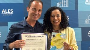 Voto de congratulação foi requerido pela deputada Camila Valadão Professor Douglas Ferrari e deputada Camila Valadão seguram voto de congratulação