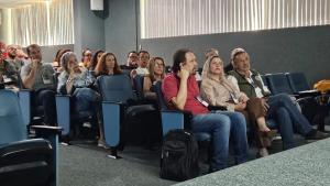 Evento reúne pesquisadores, técnicos e representantes de instituições parceiras e órgãos de controle ambientais Plateia acompanhando palestra no evento