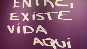 Obra de arte com as palavras escritas: Entre, Existe Vida Aqui 