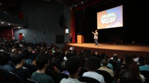 Calouros participaram da palestra Sou universitário, e agora?, ministrada por Gabriel Monteiro Novos estudantes da Ufes assistem à palestra no Teatro Universitário