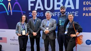 A equipe da Secretaria de Relações Internacionais da Ufes com o reitor Eustáquio de Castro Foto da equipe da SRI com o reitor da Ufes em frente a um painel da Faubai