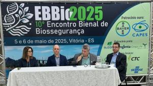 Foto da mesa principal do evento