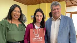 A professora Valentina Ghibellini entre a vice-reitora Sonia Lopes e o reitor Eustáquio de Castro Foto da professora Valentina Ghibellini entre a vice-reitora Sonia Lopes e o reitor Eustáquio de Castro