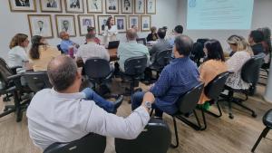 Foto da sala de reuniões com os gestores participando da capacitação
