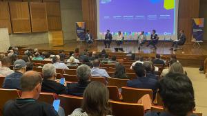 Foto do auditório mostrando os participantes no evento