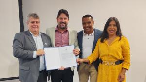 Foto do reitor e da vice-reitora com o diretor e o vice-diretor empossados