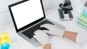 Imagem de pesquisador digitando em um tablet