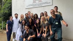 Foto dos estudantes em frente ao Hospital Universitário