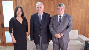 Foto com a vice-reitora da Ufes, o embaixador do Chipre e o reitor da Ufes