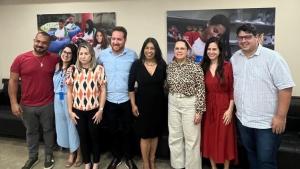 Foto dos gestores da Ufes e da Sedu, no gabinete do secretário de Educação