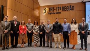 Na foto, os representantes das instituições signatárias do acordo e do Tribunal