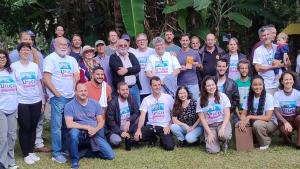 Os participantes do evento posando para a foto em uma área aberta