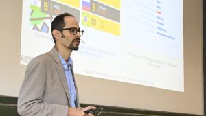 Foto do professor Djeison Batista ministrando a palestra