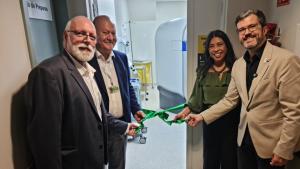 Foto do diretor do CCS, do superintendente do Hucam, da vice-reitora da Ufes e do presidente em exercício da Ebserh inaugurando o novo tomógrafo.