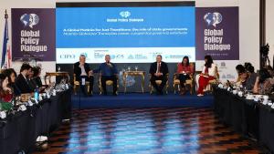 Foto da mesa de discussões do evento, no Palácio Anchieta