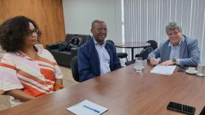 A professora Débora Araujo, o professor Armindo Ngunga e o reitor da Ufes, Eustáquio de Castro. Na foto, a professora Débora Araujo, o professor Armindo Ngunga e o reitor da Ufes, Eustáquio de Castro, assinando o termo de cooperação