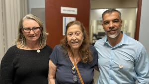 A professora emérita Beth Gama entre a vice-diretora do Centro de Educação, Silvana Ventorim, e o diretor Reginaldo Sobrinho 