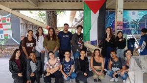 Foto dos estudantes posando no local da exposição