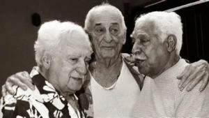 Cena de 3 Obás de Xangô em que aparecem Jorge Amado, Dorival Caymmi e Carybé abraçados