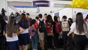 Foto de estudantes olhando os estandes