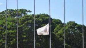 Foto da bandeira da Ufes a meio mastro