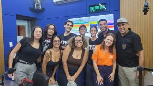 Foto da equipe da Rádio Ufes em um estúdio de rádio