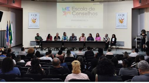 Foto do auditório com os participantes do evento