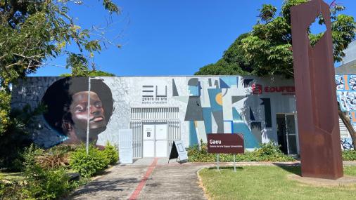 Fachada do prédio da Galeria de Arte Espaço Universitário