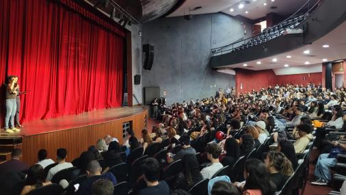 Foto de pessoas sentadas no interior do Teatro Universitário